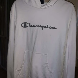 Champion hoodie  - Säljer Champion hoodie storlek XL passar L lika bra, är i bra skick. (Fraktar endast) (filmar alltid innan betalning)