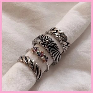 RINGAR - Trendiga ringar för endast 95kr/styck 💕 Passar till allt och är speciellt snygga att ha tillsammans! Går att justera 😍 Kolla in @andyzign på instagram för fler smycken!