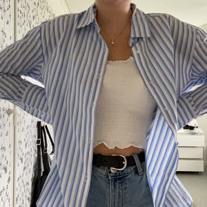 Skjorta från Nelly - Jättefin skjorta som är köpt från Nelly.com. Storlek 34 (XS-S). Är aldrig använd så i bra skick! Vill du ha den fraktad tillkommer en kostnad på 30 kr💘✨🦋
