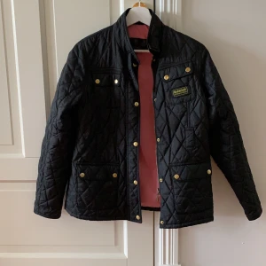 Barbour jacka barn storlek xxl - Jackan är ca 3 år gammal och i gott skick. Dock har den inget bälte. 