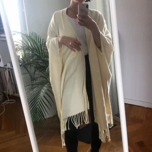 Poncho  - Gräddvit poncho från Samsöe Samsöe i ull. Öppna ärmar