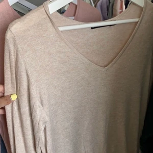 V ringade tröjor - Säljer dessa tröjor från lager 157💕 fint skick, storlek S på båda, en tröja kostar 50 