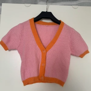 Superfin kofta  - Superfin, helt oanvänd, kofta i lite ”luddigt” material. Croppad! Säljes pga för liten för mig.   BUD PÅ 150 kr just nu!!