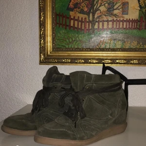 Skor från Pavement - Snygga skor från Pavement köpta för 1199kr o säljs för billigare. Använda 3 gånger! Har en liten bekväm klack