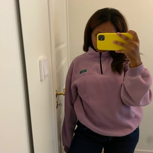 Lila fleece - Jättefin och skön ljuslila fleece från junkyard, det finns likadana på deras hemsida men tror inte den här färgen finns kvar💜 passar Xs-L. Frakt på 79kr tillkommer! BUDA I KOMMENTARERNA💕💖   DEN ÄR INTE SÅLD 