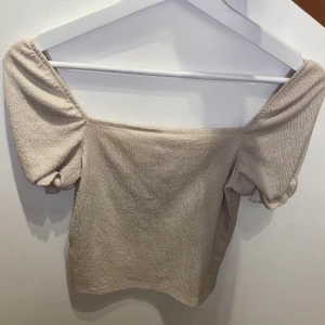 Topp från hm stl S - Topp i bra skick, stl S, orginalpris: 179kr. Beige/naturvit färg