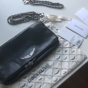 Zadig Voltaire väska - Säljer min svarta zadig väska som jag använde förut men som inte kommit till användning längre. Jätte fint skick men har lite slitningar på dragkedjorna (inget som syns). Köpt för 3200, buda eller först till kvarn! Dustbag och båda banden ingår!💞