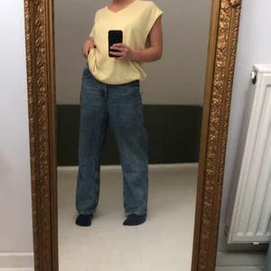 Baggy jeans - Säljer dessa ”baggy jeans” då de tyvärr inte kommer till användning. De sitter som lågmidjade jeans på mig som vanligen har S/M och är då lite baggy🤠 Kan mötas upp i Stockholm annars så ligger frakten på 63 kr, kontakta mig om du har några frågor!!