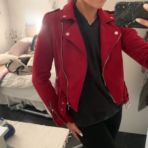 Röd mockajacka - Röd jacka i mocka från Bershka! Knappt använd och i bra skick😍 Fastpris 150 kr + frakt 60:- Den röda färgen är ljusare å finare IRL