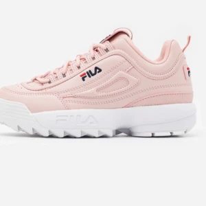 Fila skor - Säljer dessa jättefina fila skorna. Dem är lite smutsiga på bilden men det går lätt att få bort. Om det är flera intresserade blir det budgivning🥰
