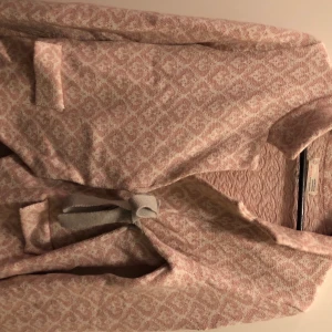 Odd Molly kofta - En kofta ifrån Odd Molly i storlek 2 (M). Koftan är knappt använd och är i bra skick. 