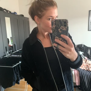 Jacka - Säljer denna sjukt snygga jackan från Brixtol, då den inte kommit till användning och inte riktigt var min stil. Inköps pris 1500, jag säljer den nu för 300 Ink frakt! Fler bilder går att ordna. 🤩