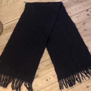 Halsduk H&M - Mörkblå halsduk från H&M Trend i ull. Lappen tyvärr bortklippt så kan inte säga materialspec exakt. I fint skick! Kan skickas mot fraktkostnad eller mötas i sthlm.