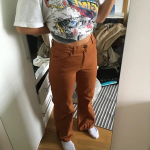 Jeans  - Säljer dessa fina jeans som har en cool färg. Dom är köpta på monki för 2 år sedan!! Storleken är 28 men passar 27 också med tanke på att de är lite mindre i storleken!