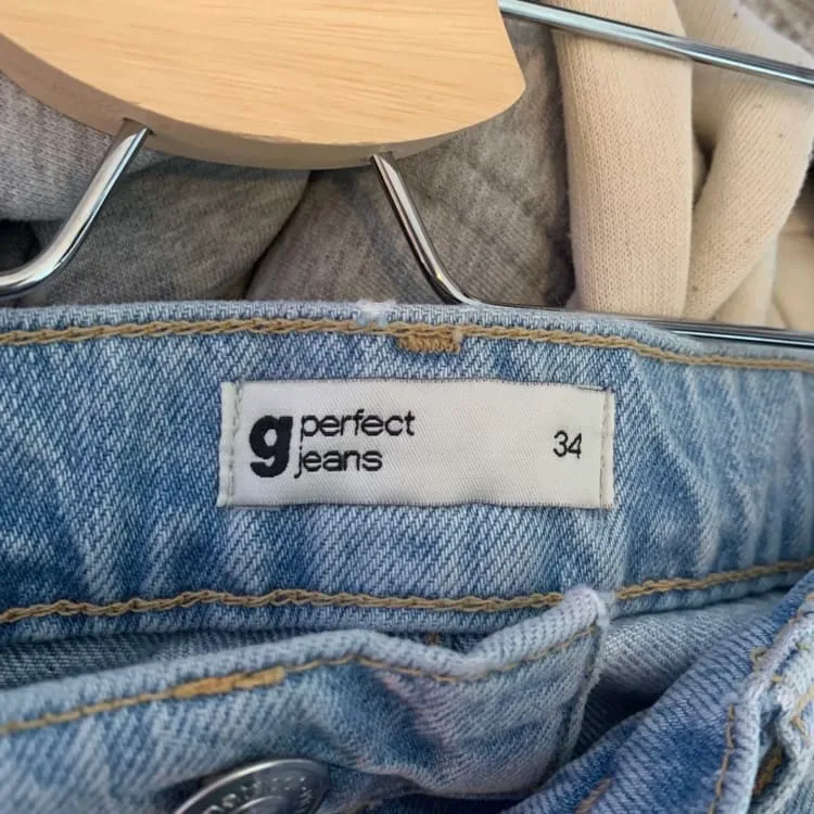 Säljer mina supersnygga Gina jeans i storlek 34 köpta här på plick men säljes då jag tyvärr inte fick användning av dom. 💕💕 LB: 360kr. Jeans & Byxor.
