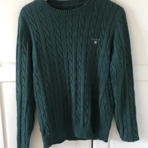 Mörkgrön GANT tröja. (S) - Mörkgrön GANT tröja. Bra skick då den knappt har används.