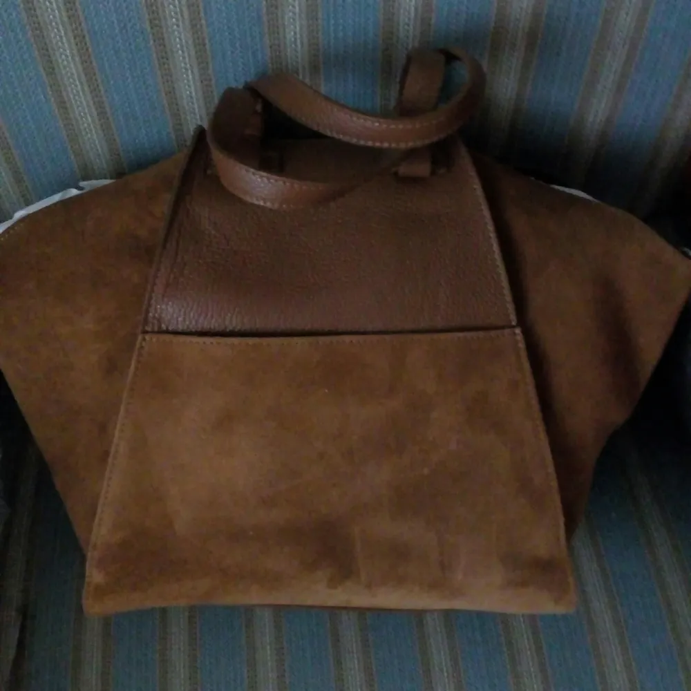 Väska från italienska Santini, cognacfärg i äkta mocka/skinn, aldrig använd!!! Måtten är 45x32x17. Väskor.