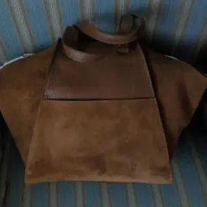 Väska från italienska Santini, cognacfärg i äkta mocka/skinn, aldrig använd!!! Måtten är 45x32x17