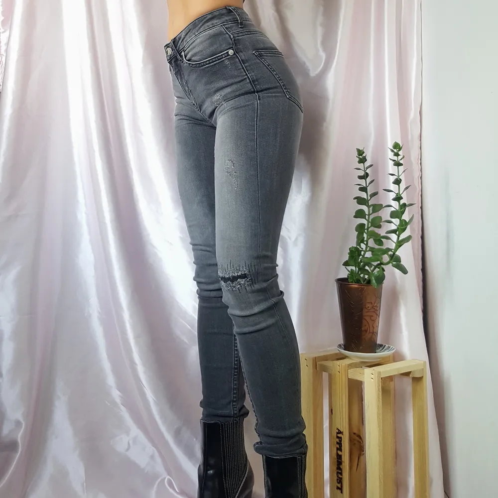 ~15% TIDIGARE 250KR/NU 212KR~  🦋GORGEOUS SLIM GREY WASHED JEANS, WITH SILVER WEAR, FROM BLK DNM.   ▪Size 24/32 (have stretch to fit 25) ▪Condition 10/10  🙋🏽‍♀️My measurements ▪Height 161cm / 5'3