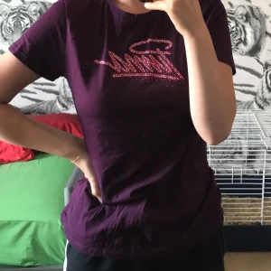 2 Puma t-shirts  - 2st Puma t-shirts. Jätte sköna båda 2, det är samma storlek på båda men den rosa e lite större. 100kr plus frakt