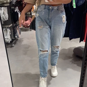 Girlfriend fit jeans - ✨säljer mina populära jeans✨ dom är i stolek M och passar mig perfekt som är ca 170cm, så är men lite längre eller kortare än mig så passar dom bra för er också. Inköpta för 600kr, har används bara 5ggr ☺️ 