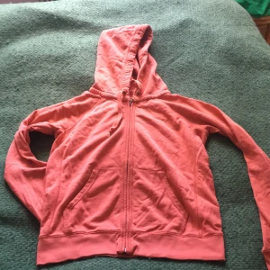 LEVIS hoodie stlk M - En roströd hoodie från Levis. Rätt bra använd, och tyvärr två hål som det som visas på bilden. 50kr och den är din + ev. Frakt! 