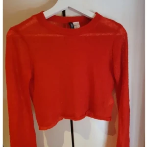 Mjuk stickad tröja  - En kort mjuk stickad tröja från H&M. Ganska genomskinlig men brukar ha linne under. Köpare står för frakten / möts upp i Nyköping. 🌼 (PS. Katt finns i hemmet 🐈) 