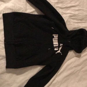  Hoodie  - Säljer en ny Puma Hoodie pga att den är för liten. Använt denna Max 3 gånger. Oriental pris är 300kr men säljer för 150kr❤️