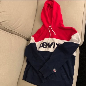 Levi’s hoodie - Köpt för 800kr sälgs för 300 Storlek s fint skick! 