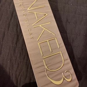 Naked ögonskuggor  - Naked palette 3 , knappt använd som ny. Frakt kostar extra