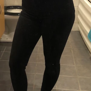 Svarta jeans strl XS - Svarta sköna jeans i storlek XS. Säljer dom pga att dom är för små och inte kommer till användning. Dom är väldigt strechiga och bra skick. Vid många intressen påbörjas budgivning 