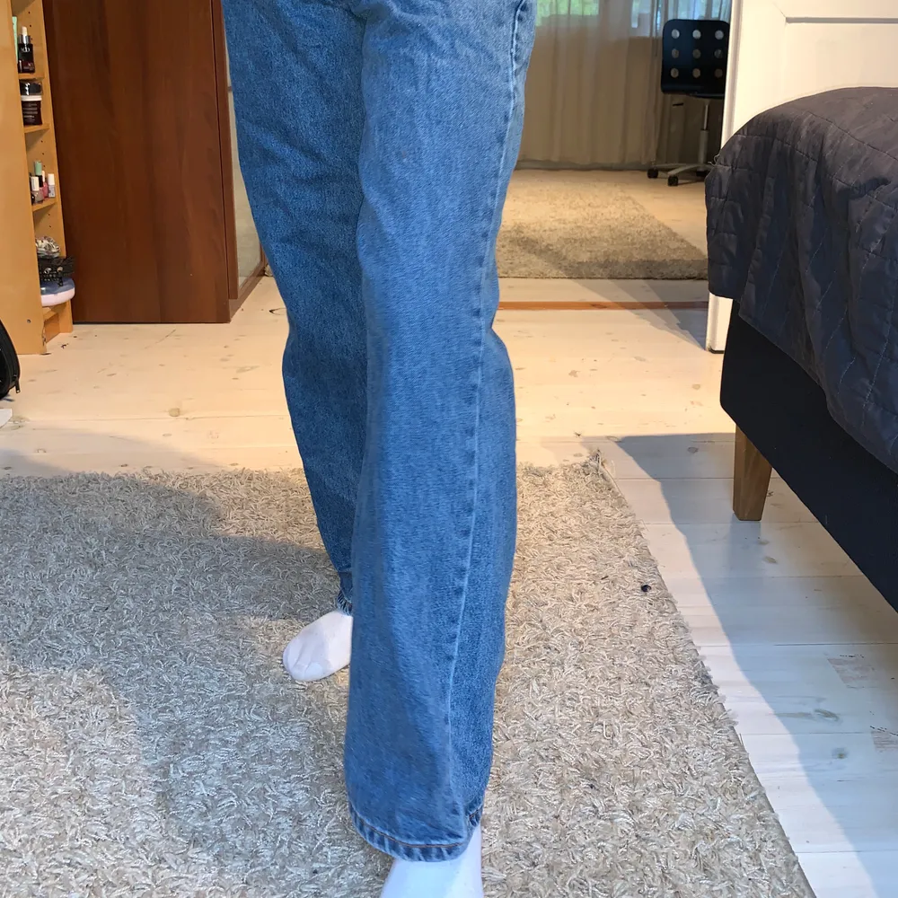 Säljer ett par superfina högmidjade jeans. På mig som är 170 går de ner till fötterna. Använda 1 gång och säljer pga att jag har för mycket jeans! Kan postas eller mötas upp i Stockholm. Frakt tillkommer på 44 kr. . Jeans & Byxor.