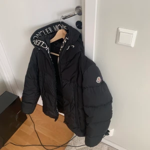 Moncler jacka  - Säljer en moncler jacka i storlek 1, sitter som small. Äkta, kvitto fås med vid affär.