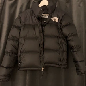 The north face jacka - SÅLD. Superfin svart the north face jacka som jag köpte förra året, den har tyvärr blivit förliten men är i bra skick. Den har ett litet märke längst ner bredvid dragkedjan och lite spruckna sömmar på ena fickan🌻 buda från 1000 i kommentarerna!