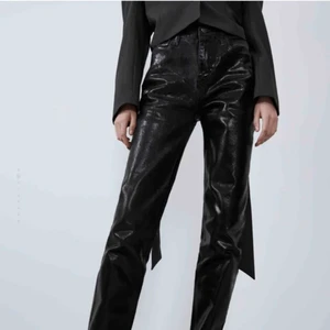 Glansiga/glittriga jeans från zara - Så snygga o coola glansiga/glittriga mid waist jeans från zara (lika dana som de populära silvriga fast i svart). Pga ljuset så syns de glansiga inte alls på sista bilden men jag har klippt slits själv som man kan se på just den bilden. Dm för mer bilder