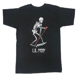 Lil Peep tshirt - Intressekoll på min Lil Peep tshirt. Haft den i ca 1 månad och använt den 1 gång då jag tycker den sitter för tajt. Jag brukar ha storlek S i kläder och jag skulle säga att den passar bäst på S eller mindre. OFFICIELL MERCH. Köpt för 29$ plus frakt och moms. Skriv vid frågor eller om du vill ha fler bilder💫