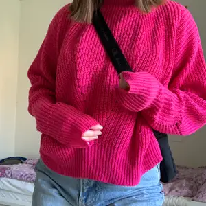 En super härlig rosa stickad tröja nu till hösten! Får inte riktigt upp färgen på bilderna, men skriv privat för mer bilder💖 storlek M (har storlek S men passar mig också)