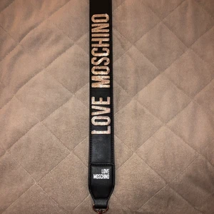 Moschino väskband  - Använd 1 gång, säljer eftersom att det inte kommer till användning. Köpte det för 1300 på raglady. Säljs för 600 eller högsta bud.