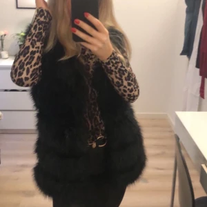Pälsväst - Säljer denna svarta pälsvästen från Vera & Lucy då det inte är min stil längre. Storlek XS, fuskpäls. Sällan använd, inga defekter. 120kr + frakt 💟