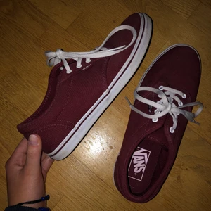 Vans, vinröda  - Vinröda Vans, använda ca 10 ggr. Kommer inte till användning längre. Nypris ca 500. Kom gärna med egna förslag på pris! 