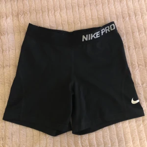 Nike pro träningsshorts - Svarta nike pro träningsshorts i storlek S. Är i mycket bra skick och super bra att träna i eller bara ha hemma! Säljer pga för små för mig.