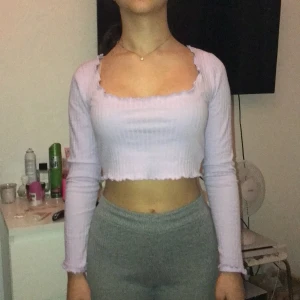 Shien stolek XS - En fin lila tröja från shien ribbad i slutet av armarna och vid resten av tröjan stolek XS säljes för det inte riktigt min still längre 💞