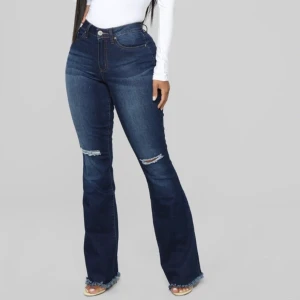 2 par flare byxor - Detta är 2 par jeans från olika märken som säljs tillsammans. Det vita paret är från dr denim i storlek 32/xs, köpt för 499kr. Det blåa paret är från fashionova i storlek 1/xs, köpta för 350kr. Jag säljer dessa pga för lite användning. Går att frakta om du står för frakten.   Köpare kan få fler bilder privat!!