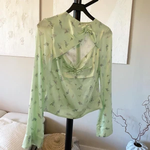 BLOUSE - Super fin blus från GANNI. Storlek 36. Knappt använd pga för stor. Nypris 3500kr. BUDA FRÅN 1000kr!!! I kommentarsfältet🌱🌱🌱 Högst vinner fredag kl. 16:00