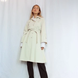 Kappa Palmerbrace vintage - Jättefin vintagekappa som är figursydd. Jättebra skick, inga märkbara fel. Färgen på sista bilden är mer översvämmande en de två första (mer beige än vit). Har inte använt den sen jag köpte den på Palmerbrace Vinatge. Säljer pga för liten. Köpare står för frakt! 💜