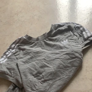 Adidas t-shirt  - Oversize modell  Storlek S Kan fraktas eller mötas 🌸