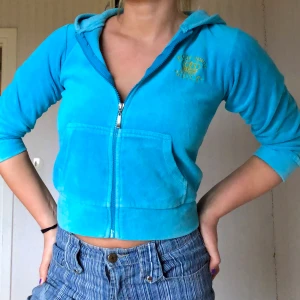 Juicy couturezipper✨🦋 - Juicy Couturezipper i fint skick. Barnstorlek vilket gör den kortare i modellen, funkar till en xs/s. Trekvartsärmar💖🦋