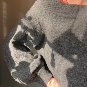 Off shoulder stickad tröja stl 40 - En lite översized off shoulder stickad tröja, använd 4 gånger max sen jag köpte den för nästan 3 år sen.  Storlek 40/L. Är inte stickig den e mjuk så sticks inte när man har på sig den. Säljer för 60, köpte den för 299. Köparen står för frakten💕