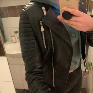 Skinnjacka  - Säljer min ÄLSKLINGS skinnjacka från chiquelle, säljer då den tyvär har blivit för liten för mig. Den är i superfint skick och bra kvalite. 💜💜💜