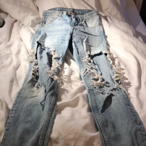 Bikbok jeans  - Växt ur dom kan därför inte visa hur de sitter på. Normal passform hål på knäna